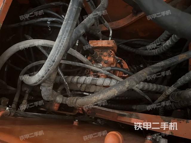 回转马达和主控阀（整机外观）