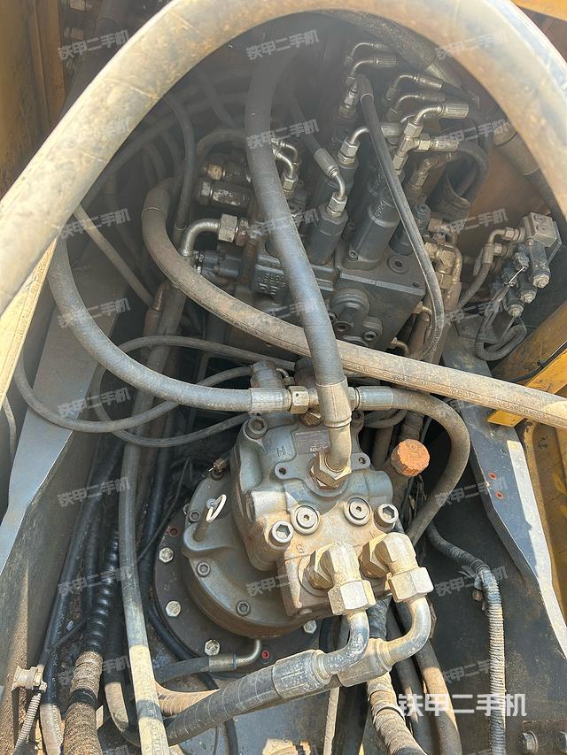 回转马达和主控阀（整机外观）