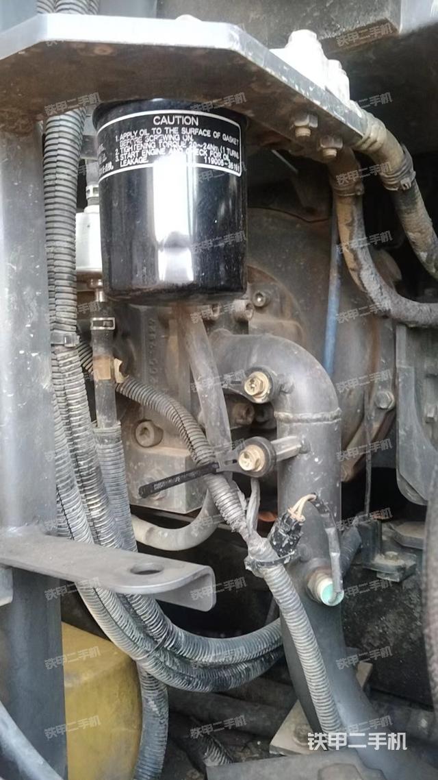 液压泵舱室正面整体（整机外观）