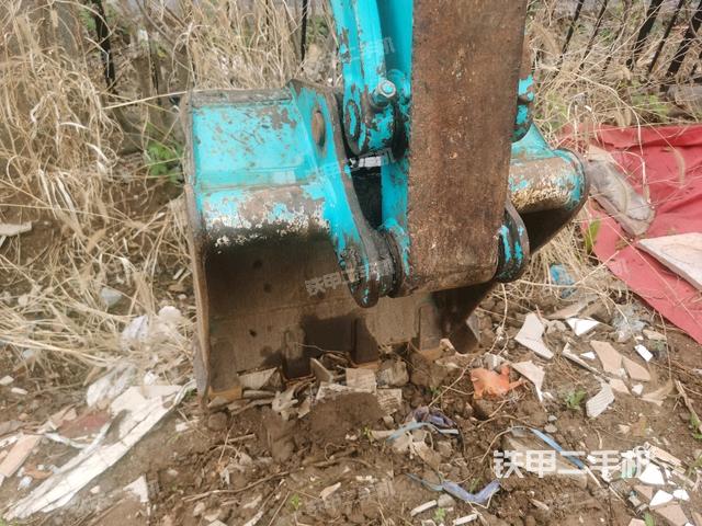 鏟斗右后整體(工作和回轉(zhuǎn)裝置) 鏟斗右后整體(工作和回轉(zhuǎn)裝置)