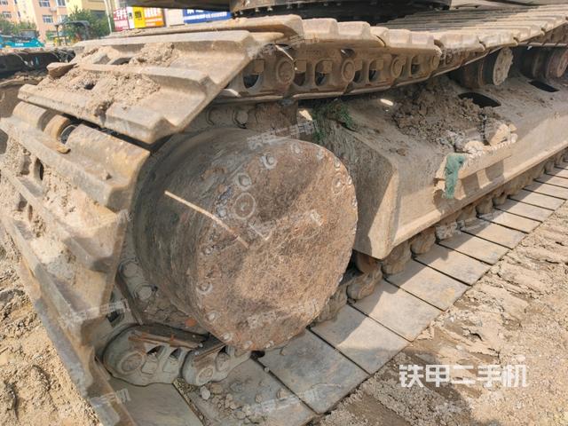 左驅(qū)動輪（行走機構(gòu)）