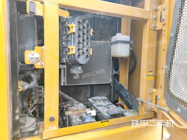 散熱器正面(大件艙室) 散熱器正面(大件艙室)