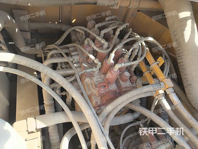 回转马达和主控阀（整机外观）