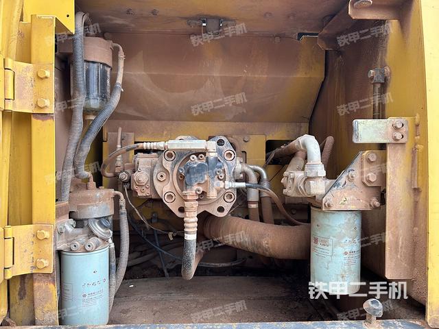 液压泵舱室正面整体（整机外观）