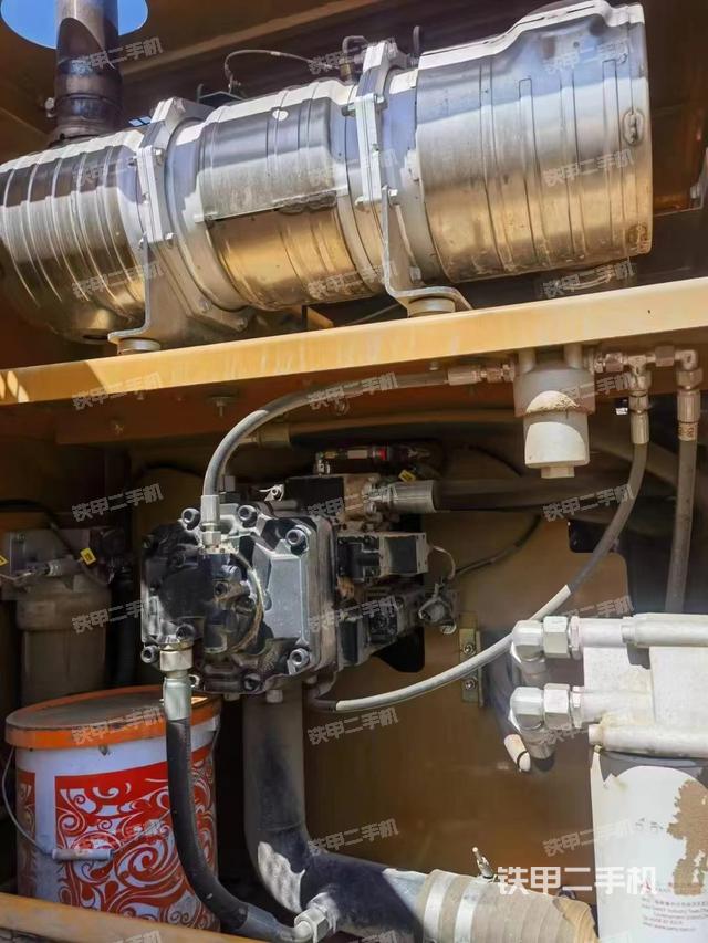 液压泵舱室正面整体（整机外观）