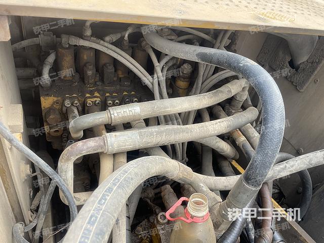 回转马达和主控阀（整机外观）