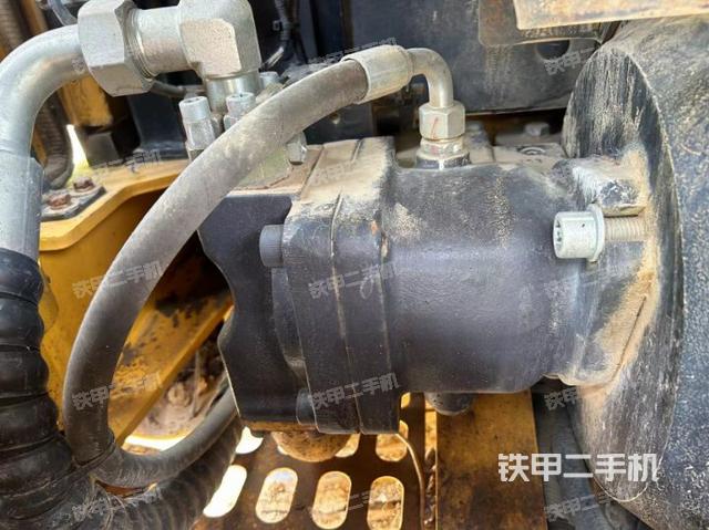 液压泵舱室正面整体（整机外观）