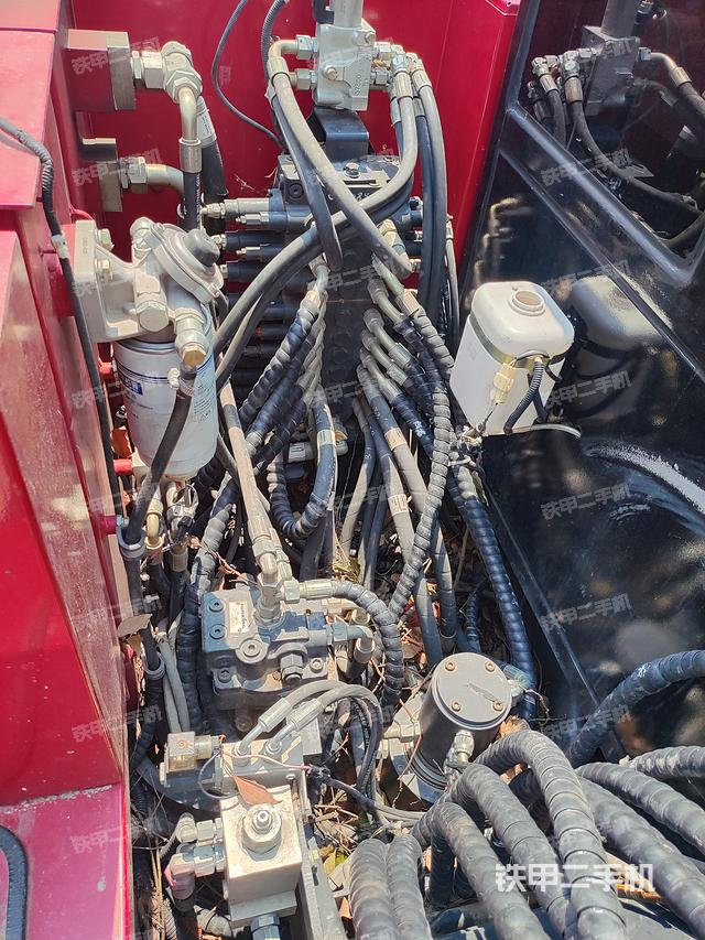 回转马达和主控阀（整机外观）