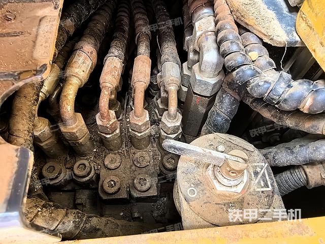 回转马达和主控阀（整机外观）