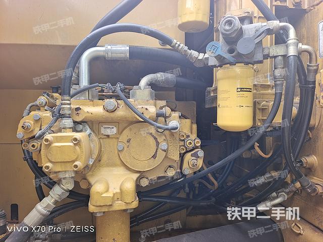 液压泵舱室正面整体（整机外观）