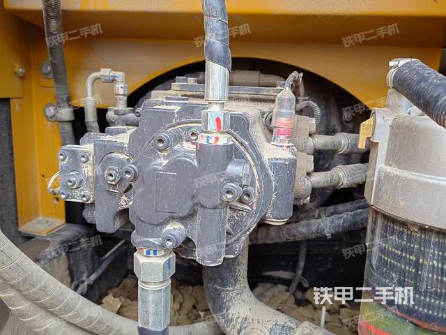 液压泵舱室正面整体（整机外观）