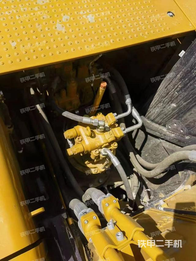 回转马达和主控阀（整机外观）