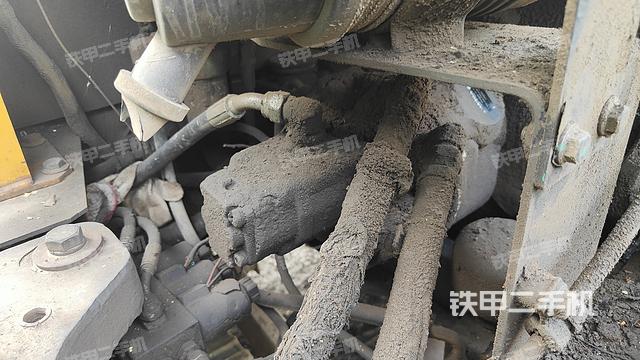 液压泵舱室正面整体（整机外观）