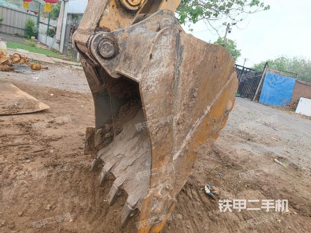 鏟斗右后整體(工作和回轉(zhuǎn)裝置) 鏟斗右后整體(工作和回轉(zhuǎn)裝置)
