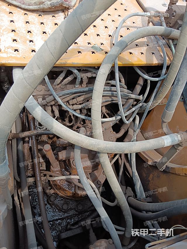 回转马达和主控阀（整机外观）