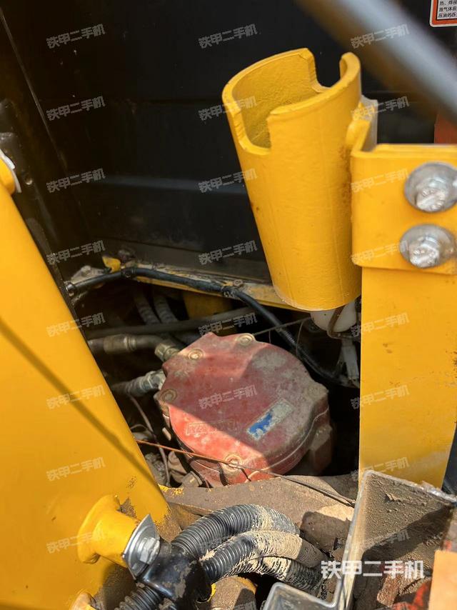 回转马达和主控阀（整机外观）