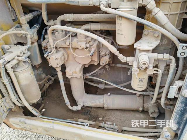 液压泵舱室正面整体（整机外观）