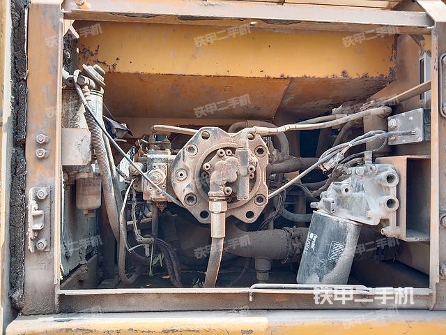 液压泵舱室正面整体（整机外观）