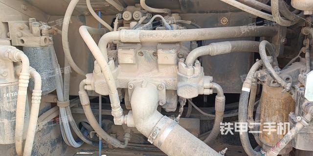 液压泵舱室正面整体（整机外观）