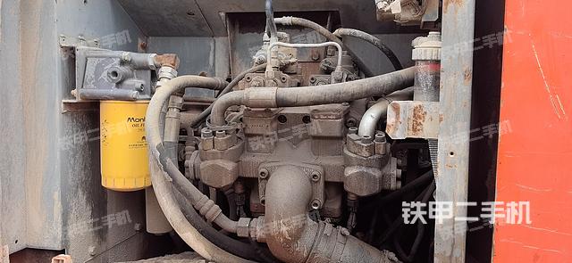 液压泵舱室正面整体（整机外观）