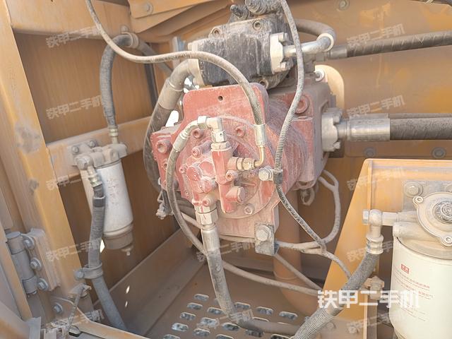 液压泵舱室正面整体（整机外观）