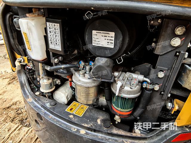 液压泵舱室正面整体（整机外观）