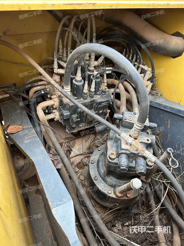 回转马达和主控阀（整机外观）