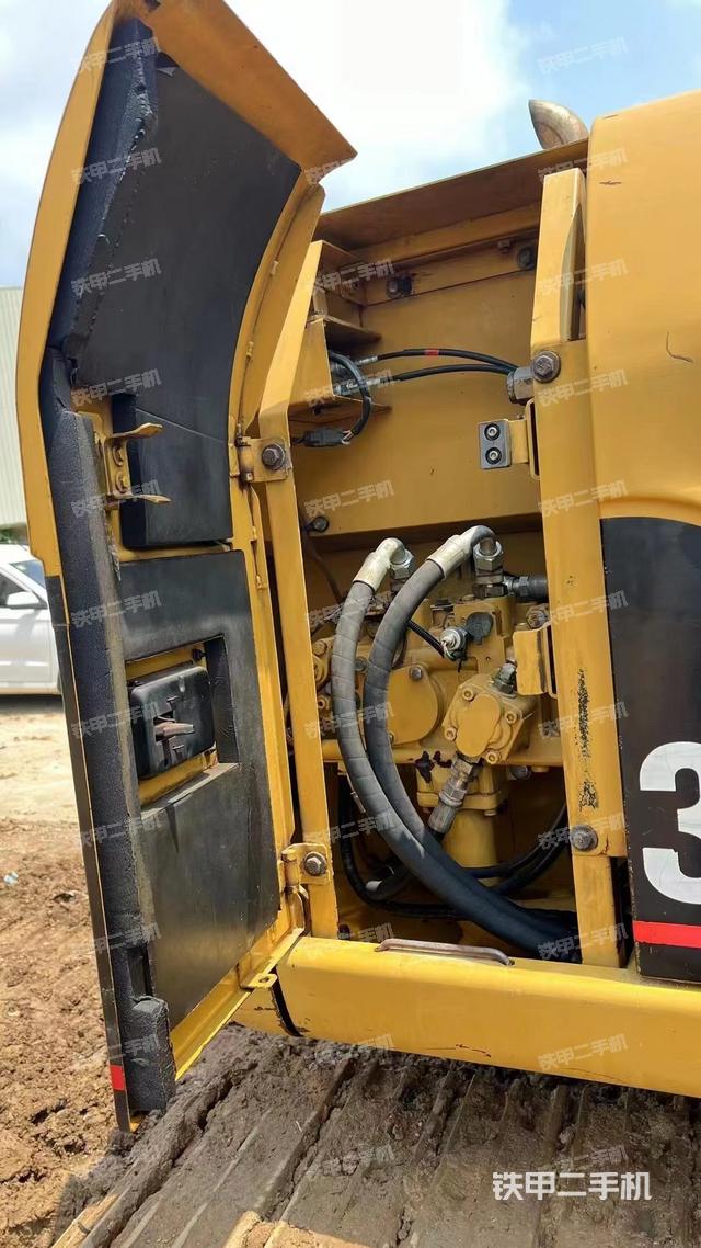 液压泵舱室正面整体（整机外观）