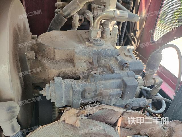 液压泵舱室正面整体（整机外观）