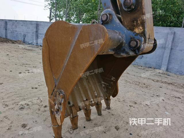鏟斗右后整體(工作和回轉(zhuǎn)裝置) 鏟斗右后整體(工作和回轉(zhuǎn)裝置)
