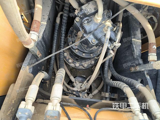 回转马达和主控阀（整机外观）