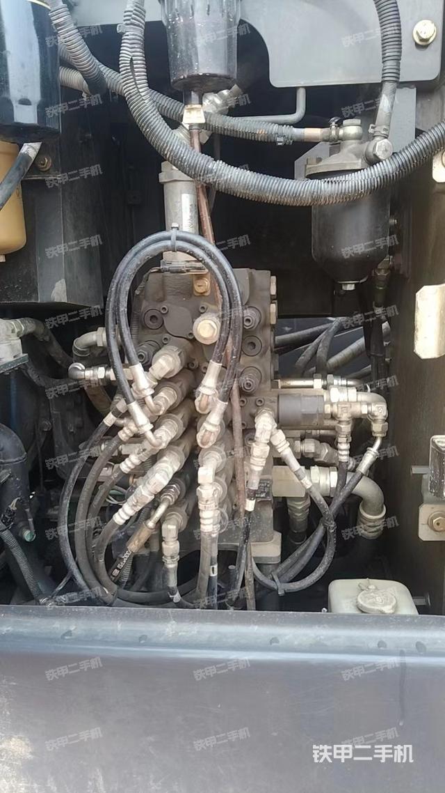 回转马达和主控阀（整机外观）