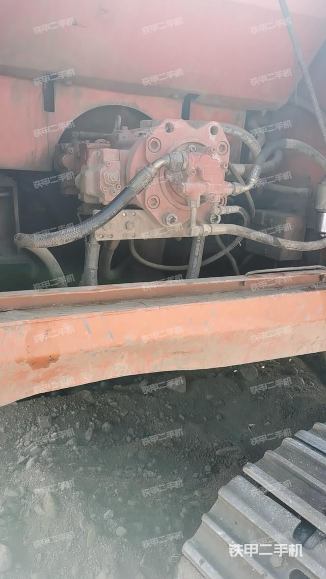 液压泵舱室正面整体（整机外观）