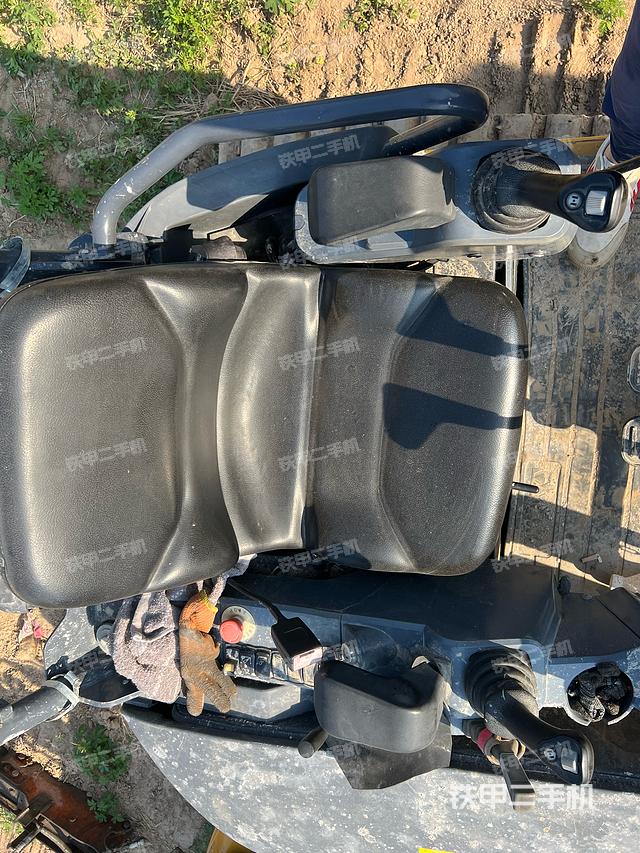 驾驶室顶部（整机外观）