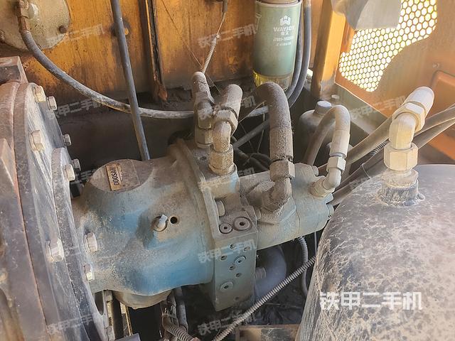 液压泵舱室正面整体（整机外观）