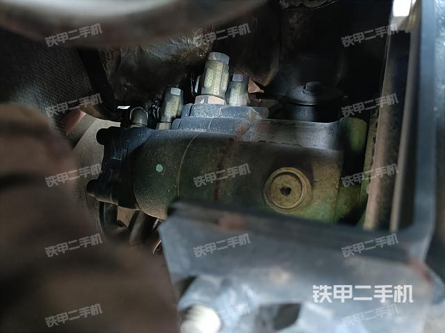 液压泵舱室正面整体（整机外观）