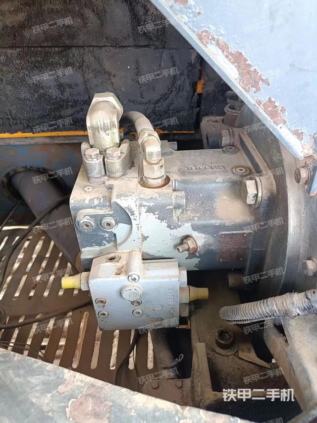 液压泵舱室正面整体（整机外观）