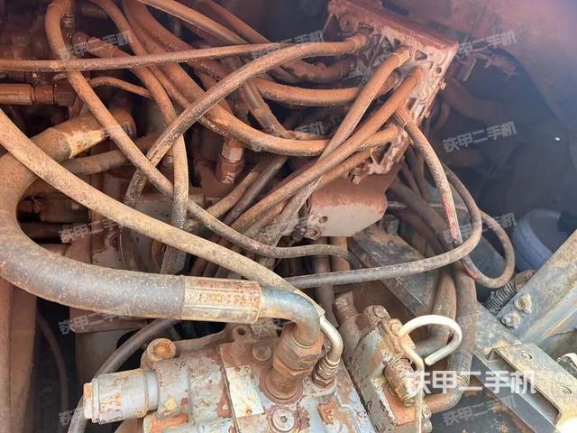 回转马达和主控阀（整机外观）