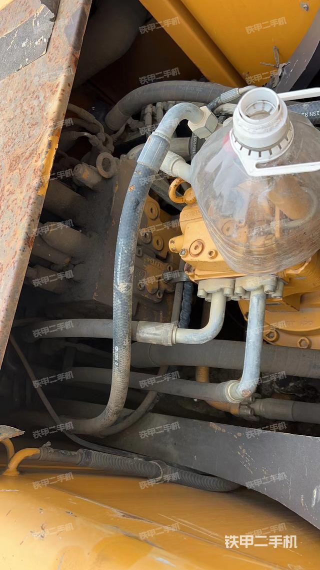 回转马达和主控阀（整机外观）