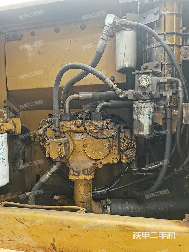 液压泵舱室正面整体（整机外观）