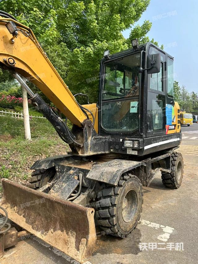 驾驶室顶部（整机外观）