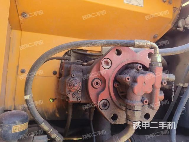 液压泵舱室正面整体（整机外观）