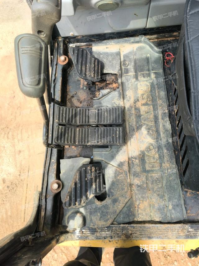 行走控制手柄和踏板?俯拍（駕駛室部分）