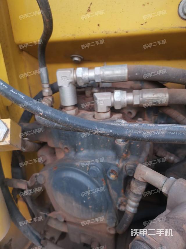 液压泵舱室正面整体（整机外观）