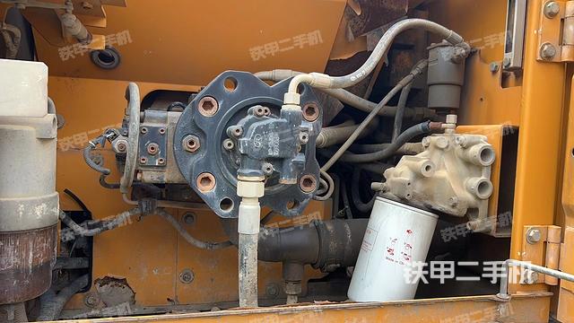 液压泵舱室正面整体（整机外观）