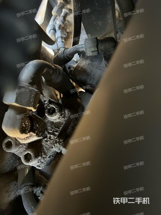 液压泵舱室正面整体（整机外观）