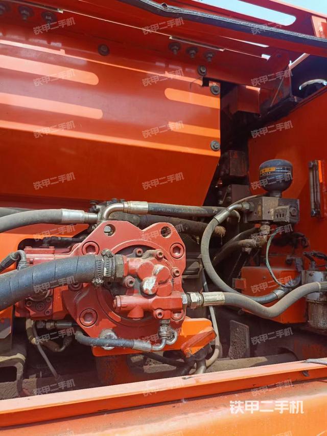 液压泵舱室正面整体（整机外观）