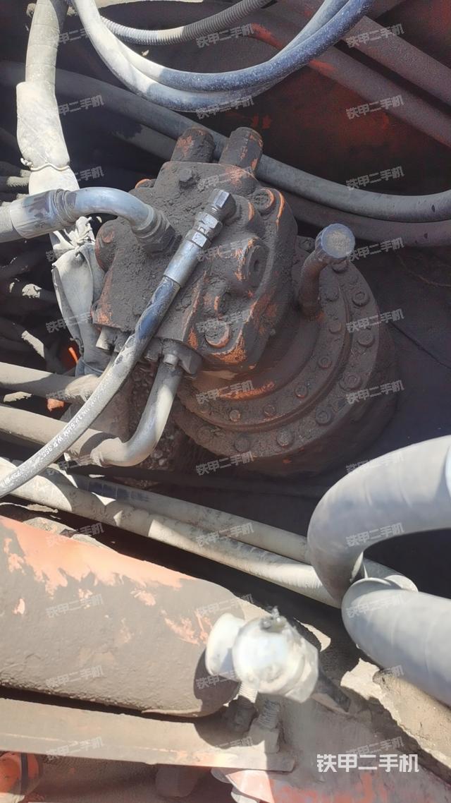 回转马达和主控阀（整机外观）