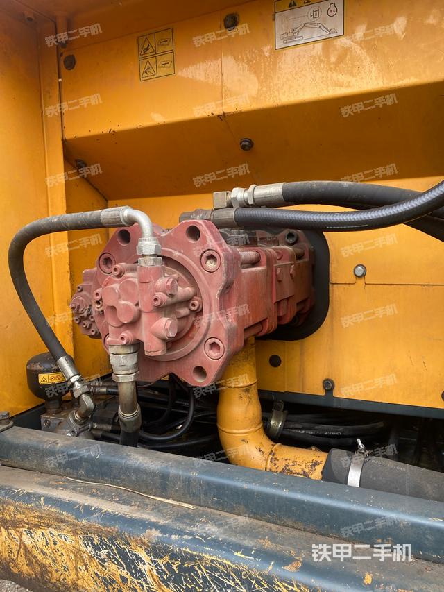 液压泵舱室正面整体（整机外观）