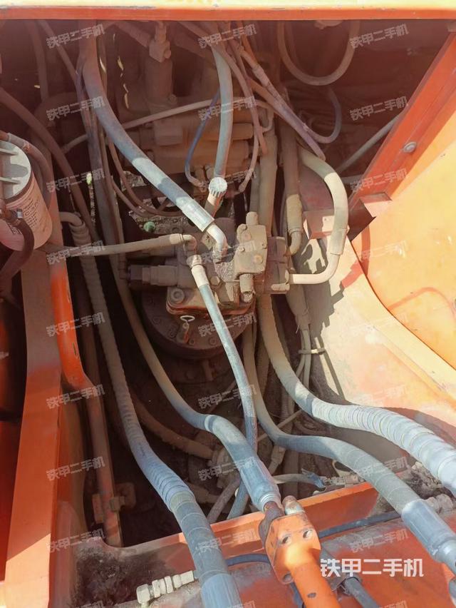 回转马达和主控阀（整机外观）